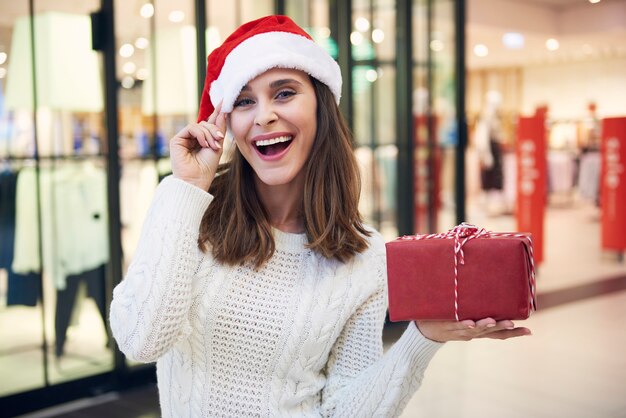 Compras navideñas en el centro comercial.