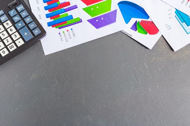 Comprobación del informe contable en la mesa de negocios. Calculadora