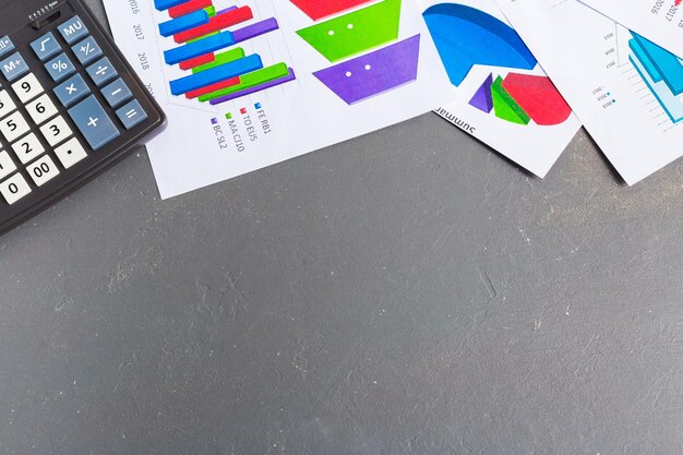 Comprobación del informe contable en la mesa de negocios. Calculadora