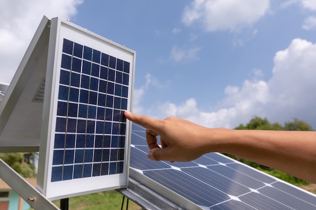 Foto gratuita comprobaciones de la estación de paneles solares fotovoltaicos