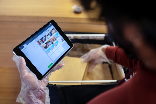 Comprobando el pedido. Mensajero revisando el pedido para la entrega de alimentos