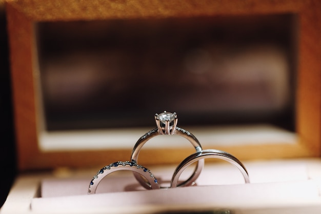 Compromiso y anillos de boda con piedras preciosas