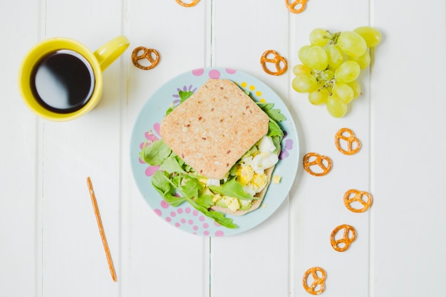 Foto gratuita compuesto desayuno comida y café