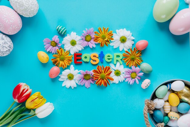 Compuesto huevos de Pascua y flores en azul