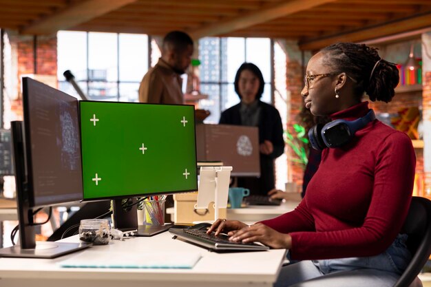 La computadora Chroma key utilizada por un empleado que desarrolla sistemas de IA en una startup tecnológica