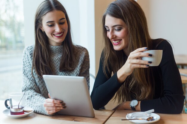 Computadora femenina que trabaja usando la pantalla táctil