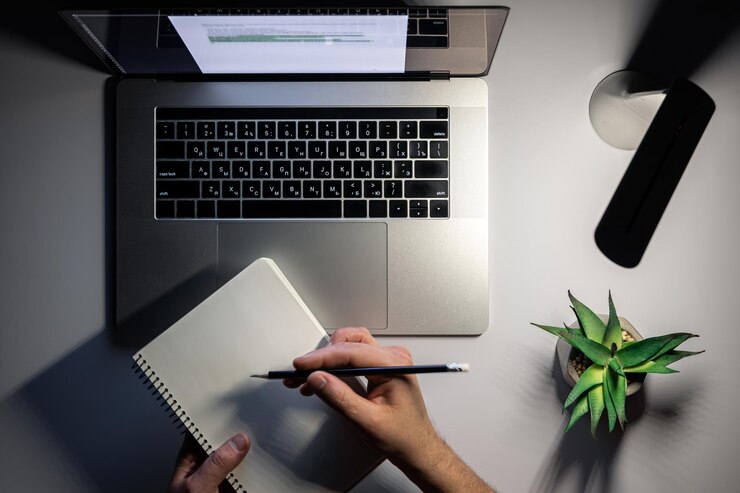 Foto gratuito la computadora portátil y la lámpara funcionan en la vista superior nocturna