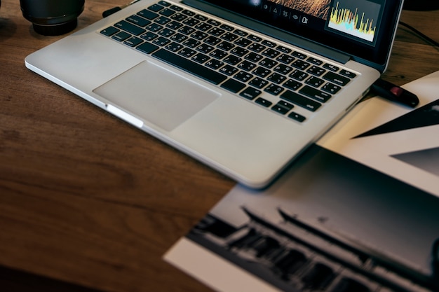 Una computadora portátil en una mesa