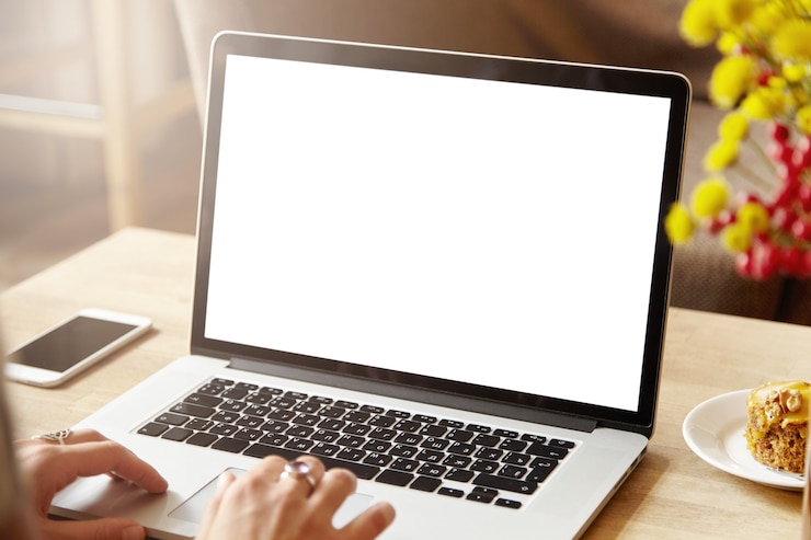 Foto gratuito computadora portátil con pantalla blanca en blanco