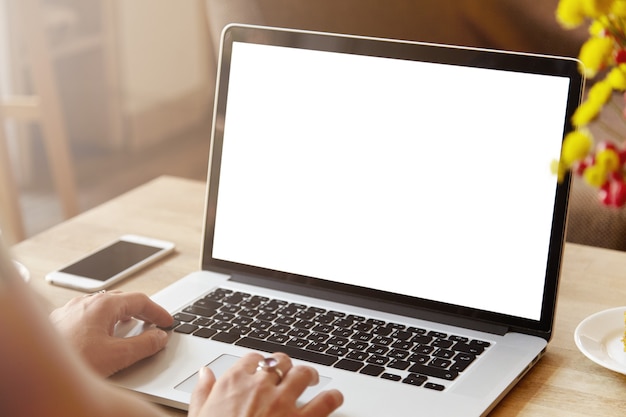 computadora portátil con pantalla blanca en blanco