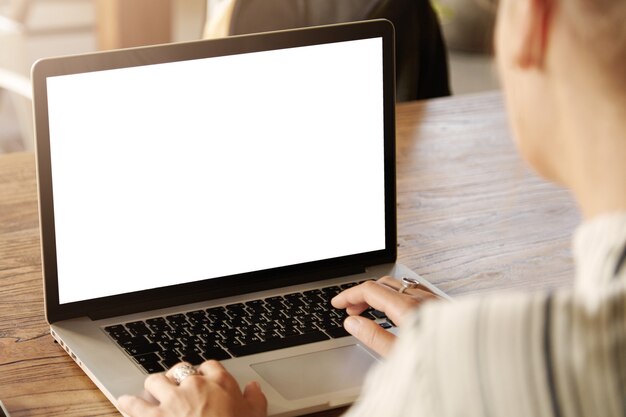 computadora portátil con pantalla blanca en blanco