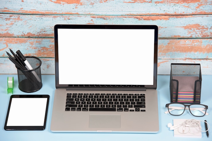 Foto gratuito computadora portátil y tableta digital con pantalla en blanco en blanco en escritorio de oficina