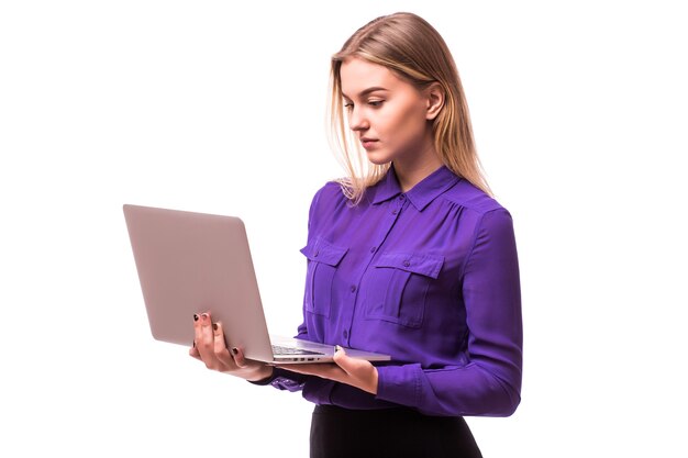 Computadora portátil del uso de la empresaria. Señora con diferentes emociones faciales. Aislado en la pared blanca.