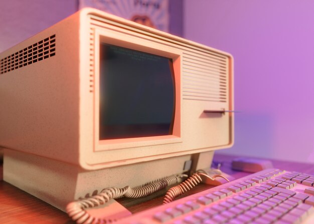 Computadora retro en arreglo de escritorio