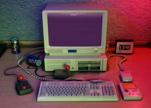 Computadora retro en arreglo de escritorio