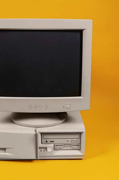 Computadora retro y tecnología con monitor y hardware.