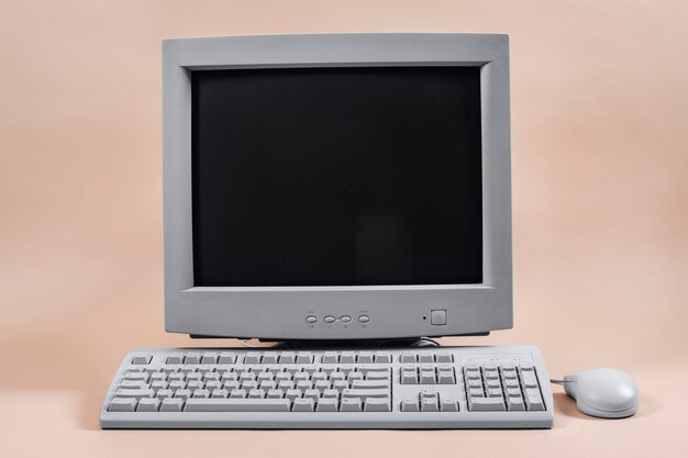 Computadora retro y tecnología con monitor y hardware.