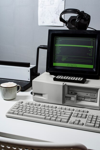 Computadora retro y tecnología con monitor y hardware.