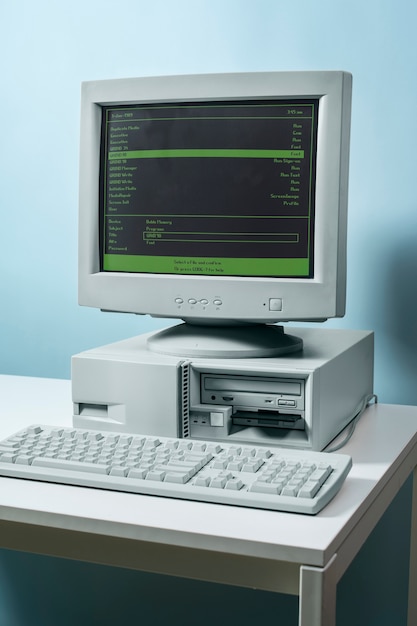 Computadora retro y tecnología con monitor y hardware.