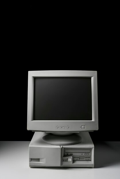 Computadora retro y tecnología con monitor y hardware.