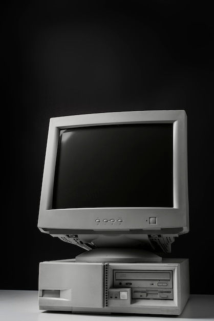 Computadora retro y tecnología con monitor y hardware.
