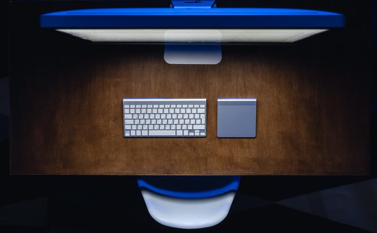 Foto gratuito computadora y teclado en una mesa de madera en la vista superior de la noche