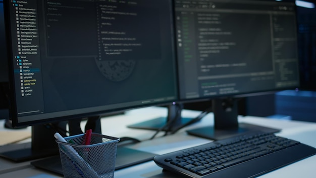 Computadoras en las instalaciones del centro de datos utilizadas para la gestión de racks