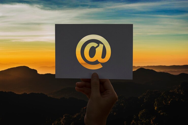 Foto gratuito comunicación de red de correo electrónico perforada en papel al inicio
