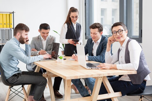 Comunidad de emprendedores trabajando juntos