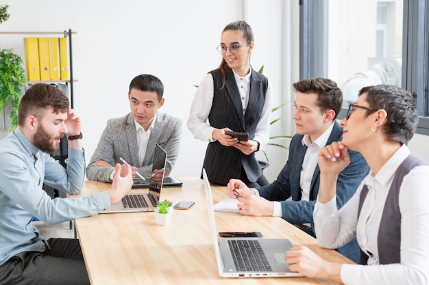 Comunidad de emprendedores trabajando en proyecto