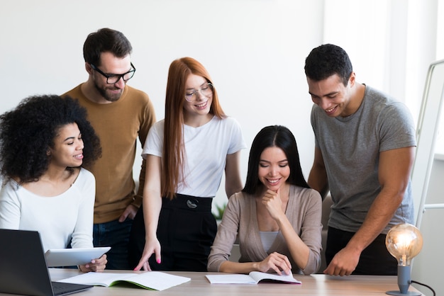 Foto gratuita comunidad de jóvenes positivos trabajando juntos.