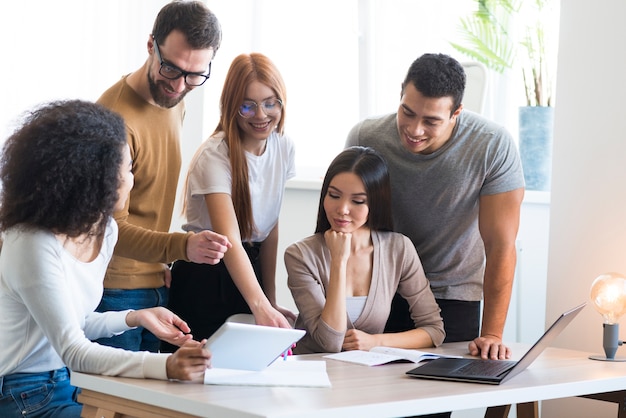 Comunidad de jóvenes trabajando juntos en un proyecto.