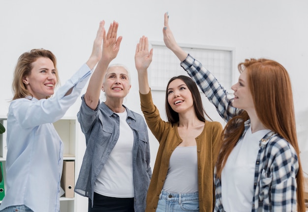 Comunidad de mujeres adultas felices juntas