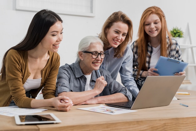 Comunidad de mujeres adultas trabajando juntas