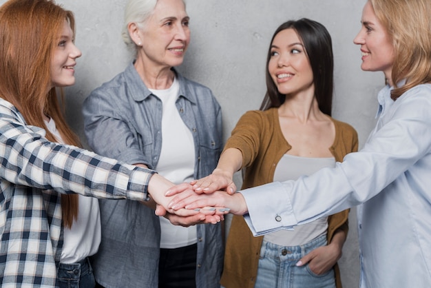 Comunidad de mujeres celebrando juntas