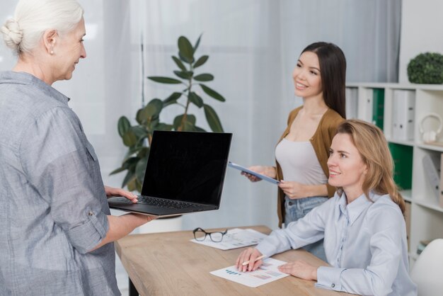 Comunidad de mujeres hermosas juntas