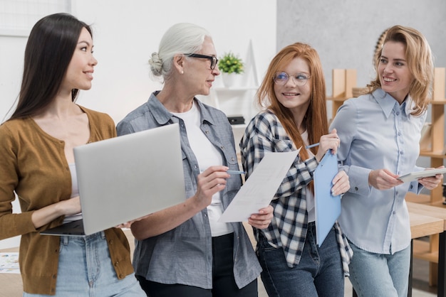 Comunidad de mujeres hermosas trabajando juntas