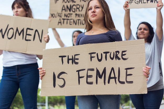 Comunidad de mujeres jóvenes demostrando