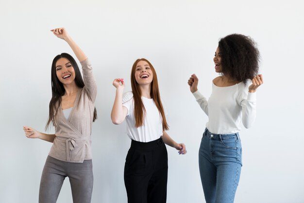 Comunidad de mujeres jóvenes que celebran juntas