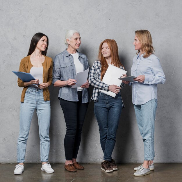 Comunidad de mujeres planeando juntas