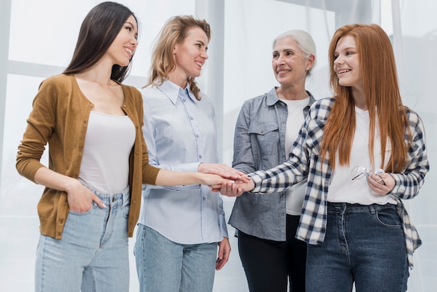 Comunidad de mujeres reunidas