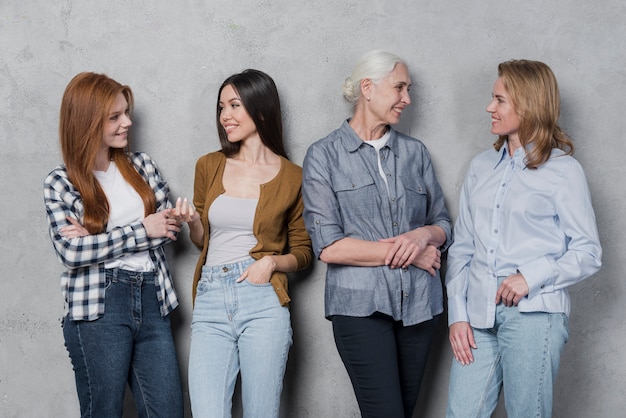 Comunidad de mujeres reunidas