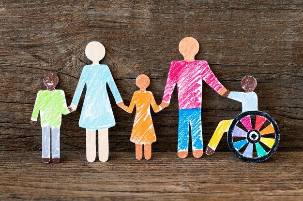 Comunidad de personas multiétnicas y diferentes tomados de