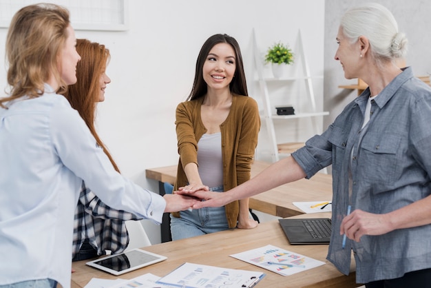 Comunidad positiva de mujeres juntas