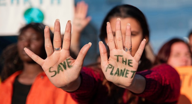 Comunidad protestando juntos al aire libre