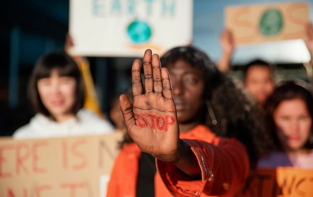 Foto gratuita comunidad protestando juntos