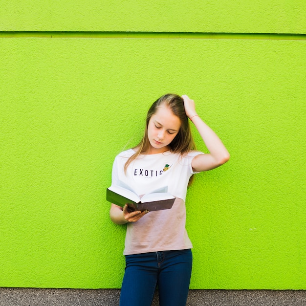 Concentrado, estudiante, lectura, libro