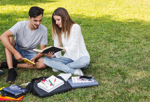 Concentrado, estudiantes, lectura, libro, juntos