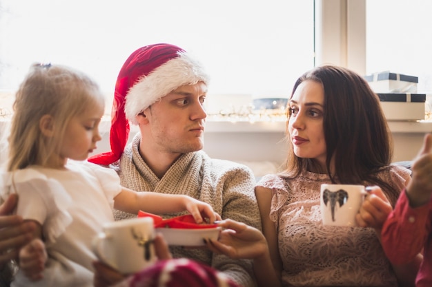 Foto gratuita concept de navidad con familia bebiendo té