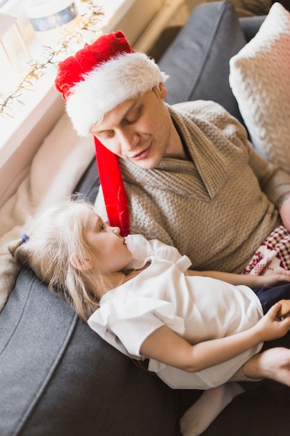 Concept de navidad con padre al lado de hija